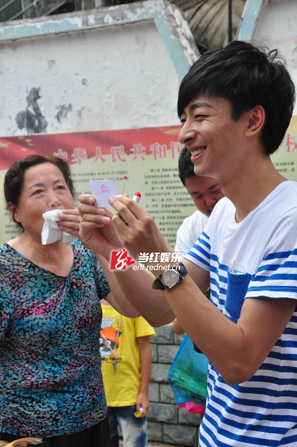 左立帮社区大妈抹唇膏