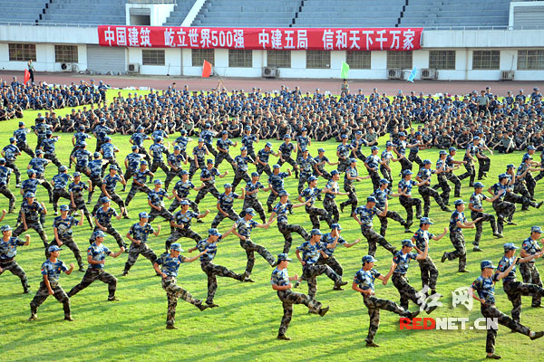湖南省林业科技大学操场上2186名中建五局新员工展示军体拳，当理想激荡现实，他们表现出来的独立与坚毅让人刮目相看。