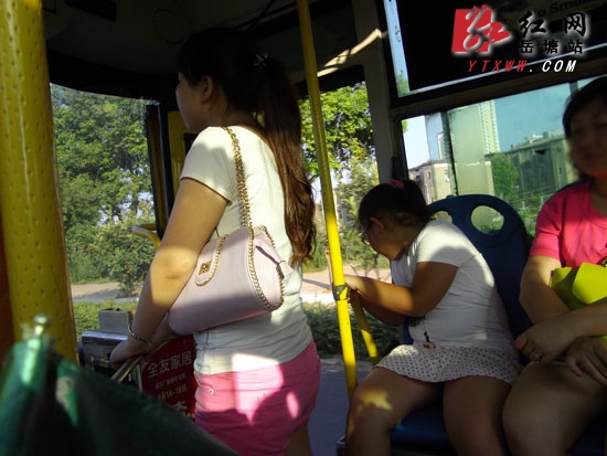 【湘潭公交乱象】车内闷热 湘潭102路公交车开门行驶