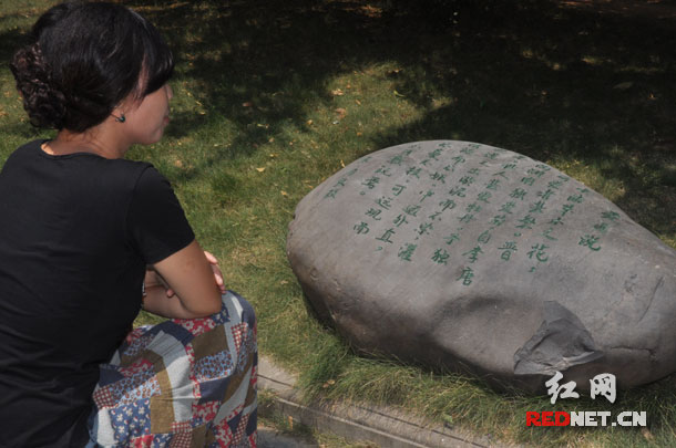 白沙花园社区主任易红兰介绍说，这个廉政文化主题广场事通过小区居民集思广益，自行设计建立的。