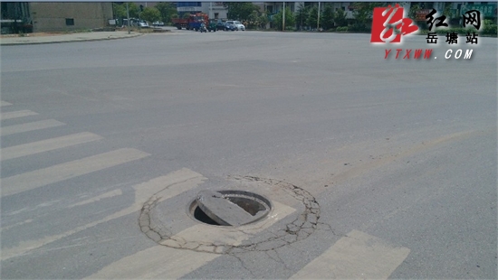 107国道与板7路交汇处一井盖塌陷并突起