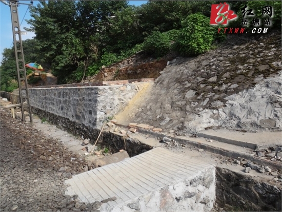湘黔铁路晏家塘道口人行天桥工地存安全隐患 盼处理