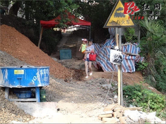 湘黔铁路晏家塘道口人行天桥工地存安全隐患 盼处理