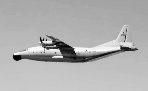 日本防卫省24日提供的中国Y-8军机照片。