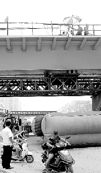 他前天就爬上北环立交桥要跳