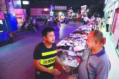 占道摊贩去城管局扯皮被“收编”成为协管员