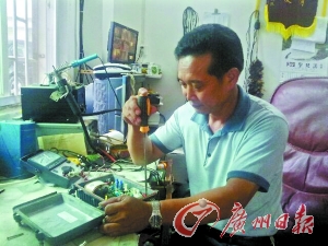 他从燃烧的车中抢出5条生命