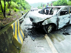 他从燃烧的车中抢出5条生命