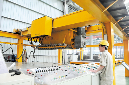 远大住工是国内首家从事住宅工业化体系研发和产业化应用的企业,形成了年产十万套成品住宅的动态产能。刘彦婷摄