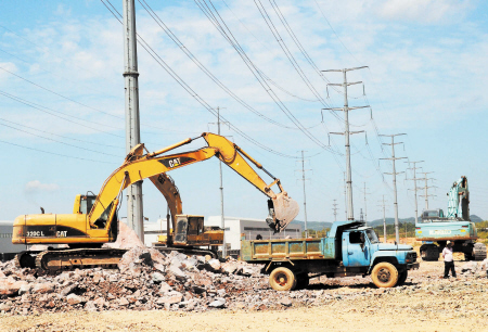 高新区一项目现场,挖掘机正在将石头清除,确保顺利施工。段欣妤摄