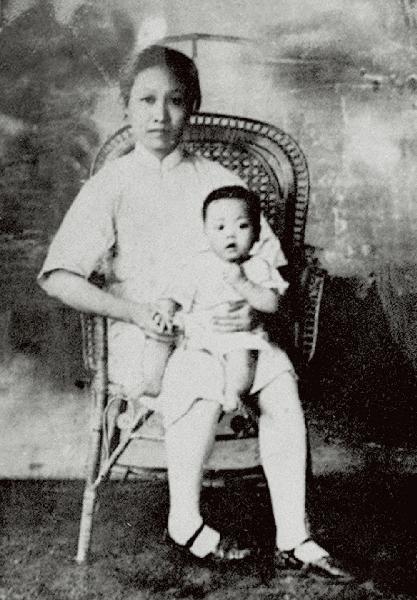 1931 年，赵一曼和儿子“宁儿”在上海合影。