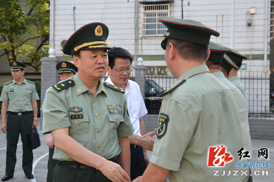 黄跃进来张家界市慰问基层部队官兵