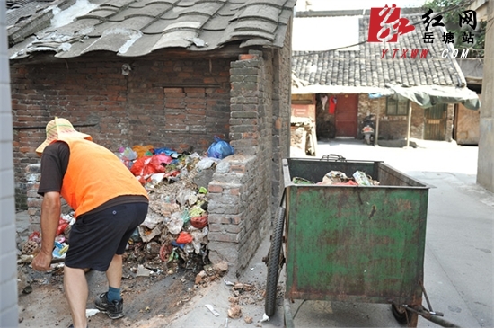 垃圾围子恶臭难闻 区领导现场办公