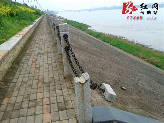 河东沿江风光带一处护栏石墩断裂  市民盼修复
