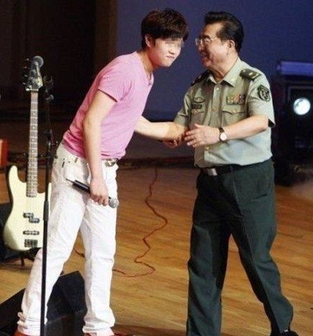 李双江与儿子李天一(资料图)