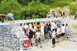 58名大学生为解村民过河难 7天搭起一座桥(图)