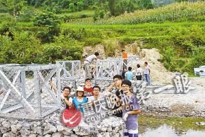 58名大学生为解村民过河难 7天搭起一座桥(图)