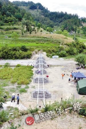 58名大学生为解村民过河难 7天搭起一座桥(图)