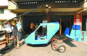 小学文化修理工自造飞机:载着老婆完成飞行梦