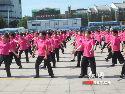 部分文化志愿者在表演节目。
