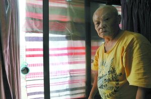 老人家中窗帘着火 有人怀疑镜子聚光导致(图)