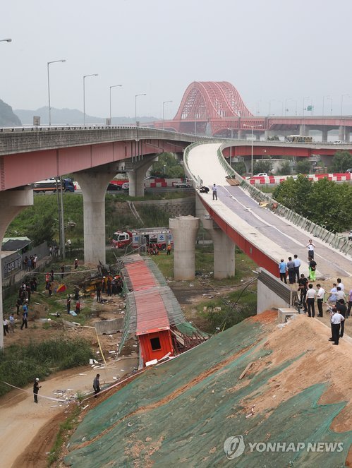 韩大桥坍塌中国工人2死1伤警方调查市长赴现场