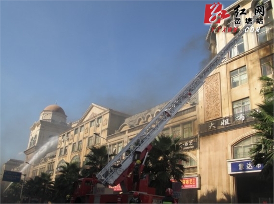 湘潭盘龙布市“失火” 岳塘消防联合多部门灭火