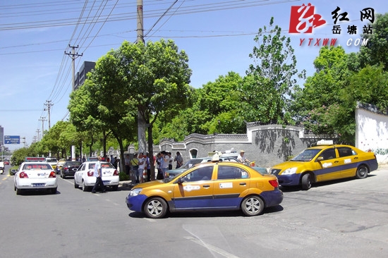 易俗河的士进城“抢食”被围堵 不甘示弱堵交通