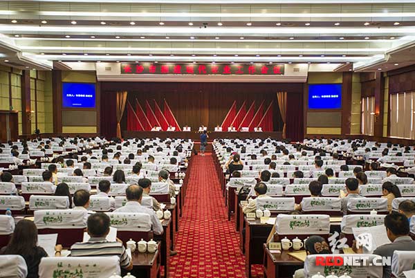 7月30日上午，长沙市召开全市推进现代农业工作会议。