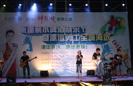 乐队带来美妙的歌声。