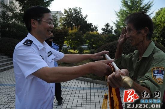 交通肇事18年逃逸犯终被擒 受害人亲属送锦旗感激