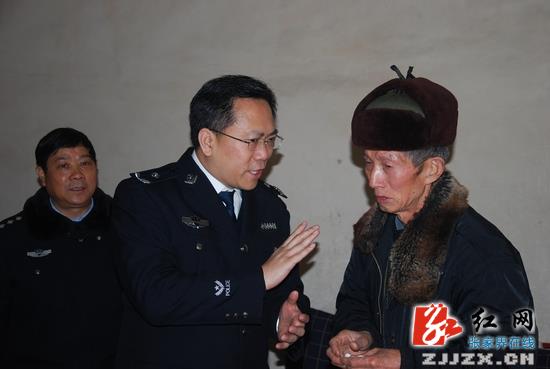 交通肇事18年逃逸犯终被擒 受害人亲属送锦旗感激