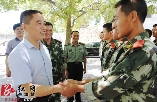 “八一”建军节前夕 王永红慰问驻区官兵