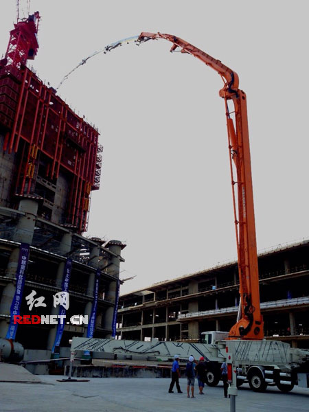 全球最长臂架混凝土泵车上演首秀。
