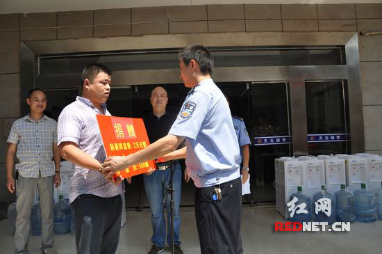 7月31日，热心市民王鑫[左]向天元区辅警基地捐赠一批物资。