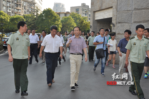 湖南省人大常委会副主任陈君文(中)慰问武警长沙市支队二大队七中队官兵。