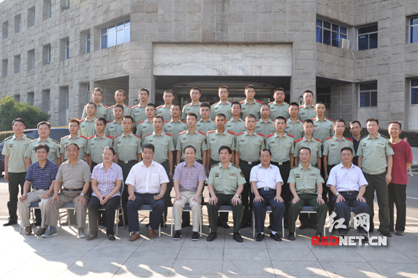 陈君文与武警官兵合影。