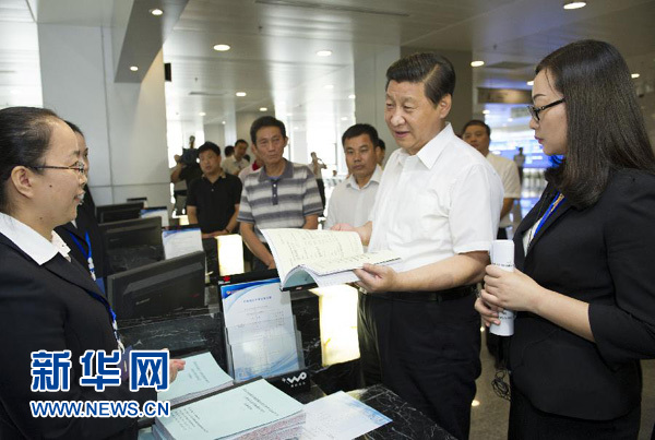  7月21日至23日，中共中央总书记、国家主席、中央军委主席习近平在湖北调研全面深化改革问题和当前经济运行情况。 22日上午，习近平来到武汉农村综合产权交易所考察，同工作人员和前来办理产权流转交易鉴证手续的农民交谈。 新华社记者 黄敬文 摄