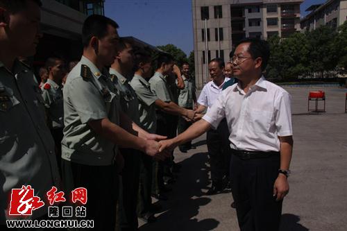 隆回县县长马健强率队慰问驻隆部队官兵