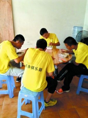 业务员完不成任务被罚闹市裸奔上街乞讨