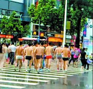 业务员完不成任务被罚闹市裸奔上街乞讨
