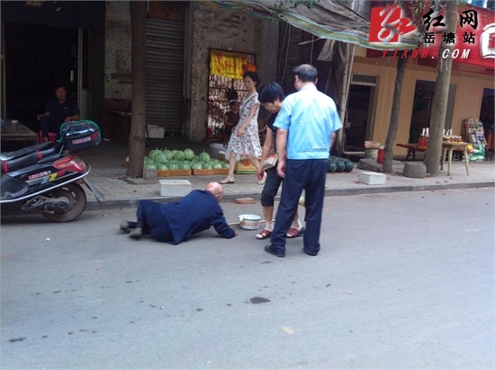 一老人街头“爬行”乞讨 转眼间竟能正常“行走”