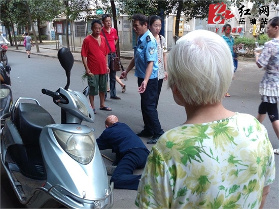 一老人街头“爬行”乞讨 转眼间竟能正常“行走”