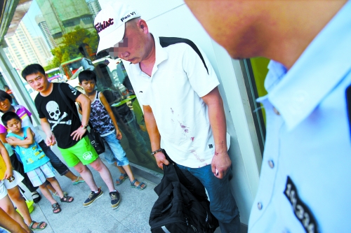 获悉妻子在KTV上班，男子拿刀片割伤了手腕，随后又报警求助
