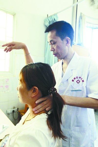 男医生排便异常携带卫生巾上班 工作时间不喝水
