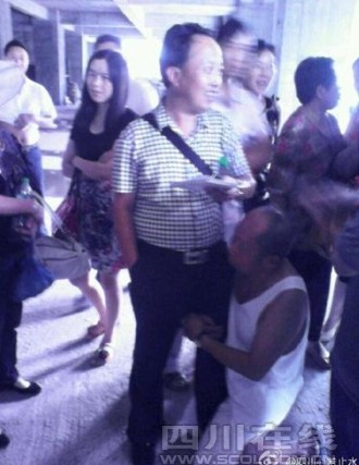 业主下跪维权 房管处长微笑惹争议。（图据网络）