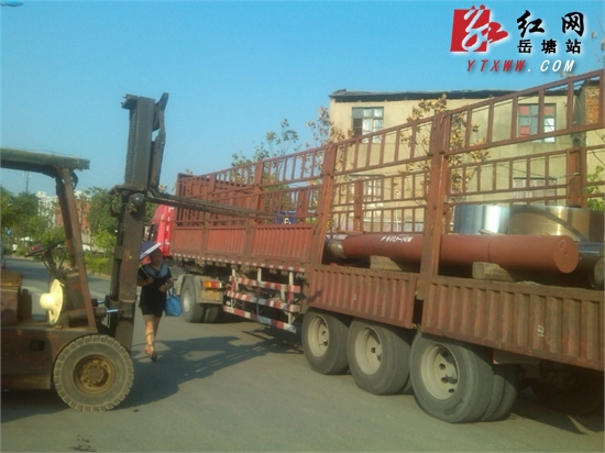 电动车想从铲车“头”下过 不幸酿车祸