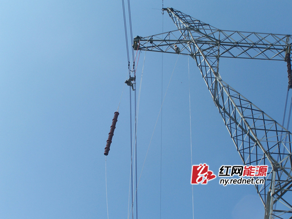 作业人员在传递绝缘子串