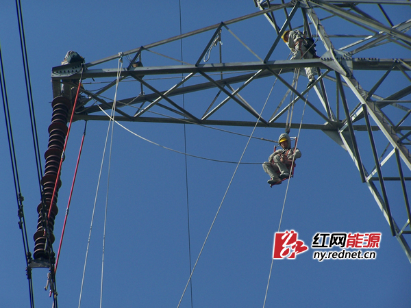 作业人员在等电位进电场