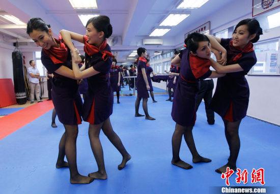 香港空姐<em>学咏春拳</em> 应对航班延误时愤怒乘客(图